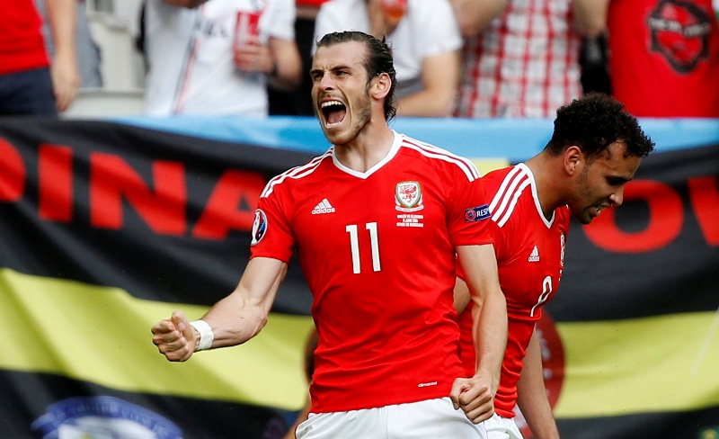 Gareth Bale celebra la primera anotación de su selección en una Eurocopa 