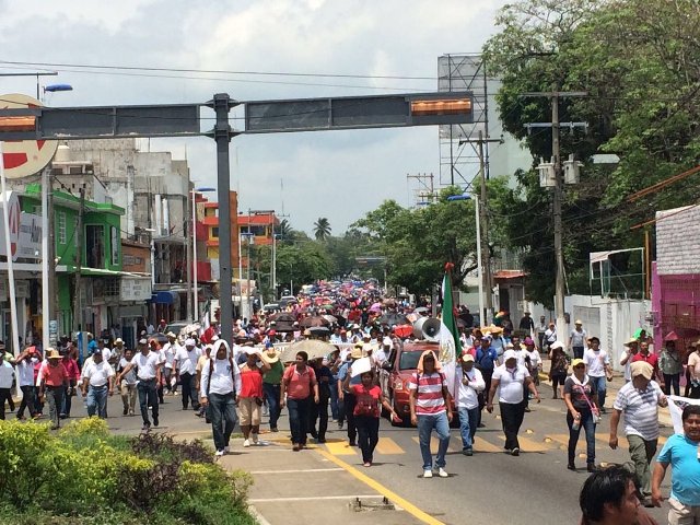 Aproximadamente 800 maestros y simpatizantes acudieron al llamado de la Coordinadora Nacional de Trabajadores de la Educación (CNTE) y se dirigen a la