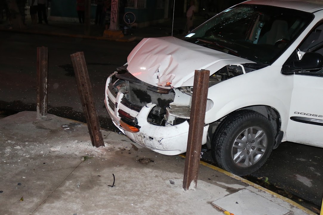 Se registró un aparatoso choque que dejó 2 mujeres lesionadas, en la Zona Centro de Torreón.