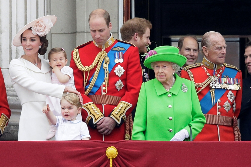 La reina Isabel II en compañía del príncipe Felipe, el príncipe Jorge y Kate. 