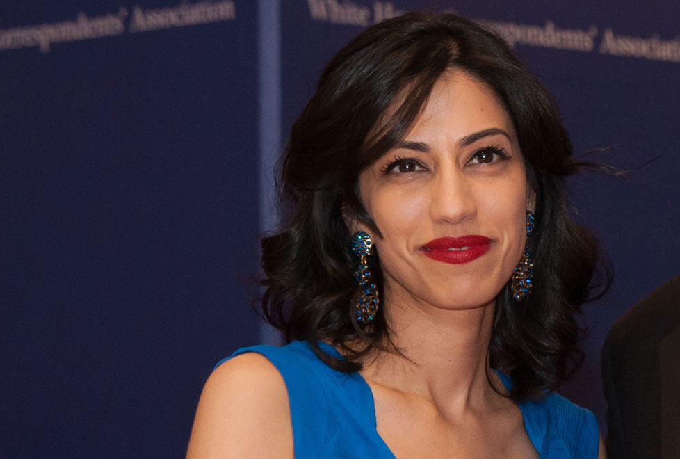 "Abedin se mantiene serena e imperturbable cuando explota el escándalo; tiene una piel tan gruesa como su mentora ”.