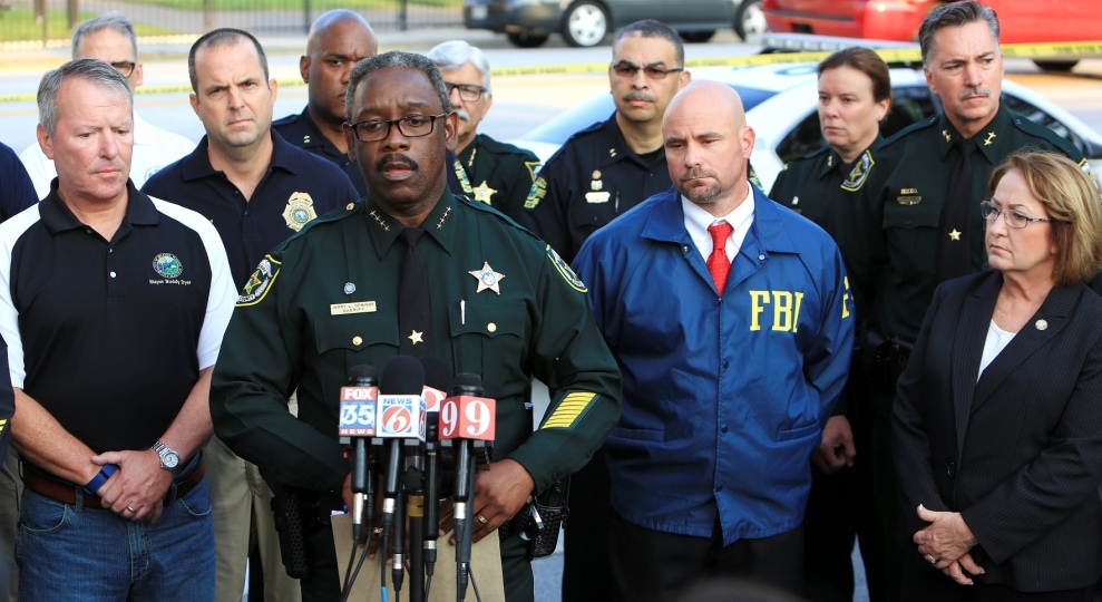 El FBI analiza si la masacre se realizó como acto terrorista del Estado Islamico ó por sentimiento de homofobia durante el mes del Orgullo Gay.