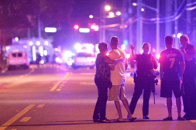 Un hombre con un fusil de asalto y una pistola tomó rehenes y disparó a mansalva en un club nocturno de Orlando, matando a unas 20 personas e hiriendo
