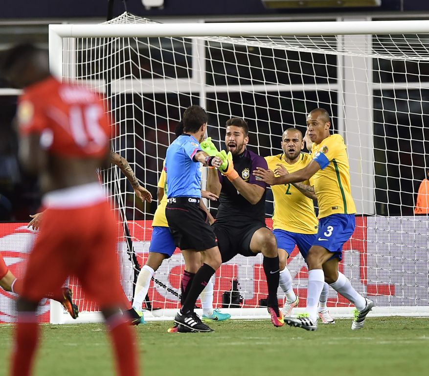 Jugadores de Brasil reclaman al árbitro tras el gol de Ruidiaz