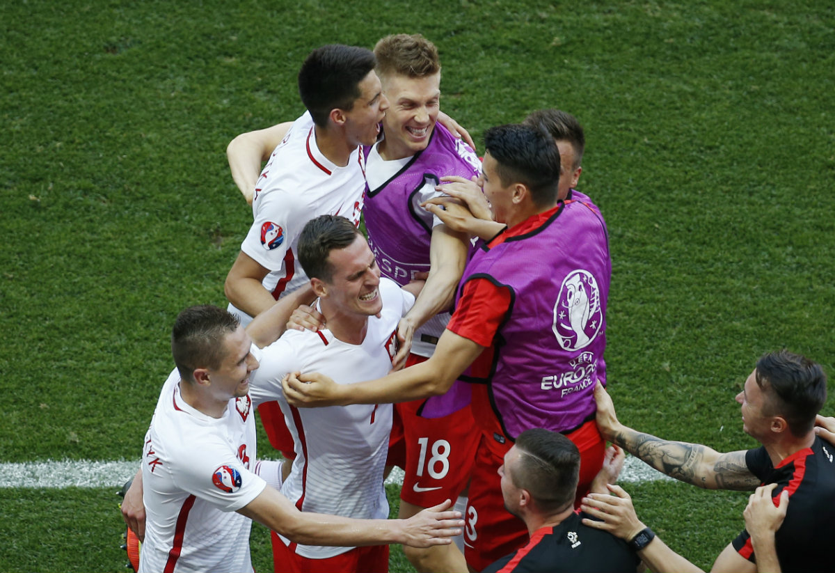 Los polacos festejan tras el gol de Milik