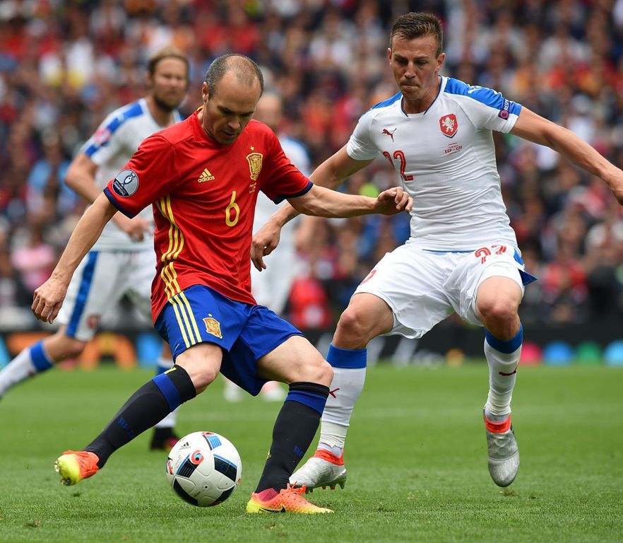 Andrés Iniesta y Milan Skoda