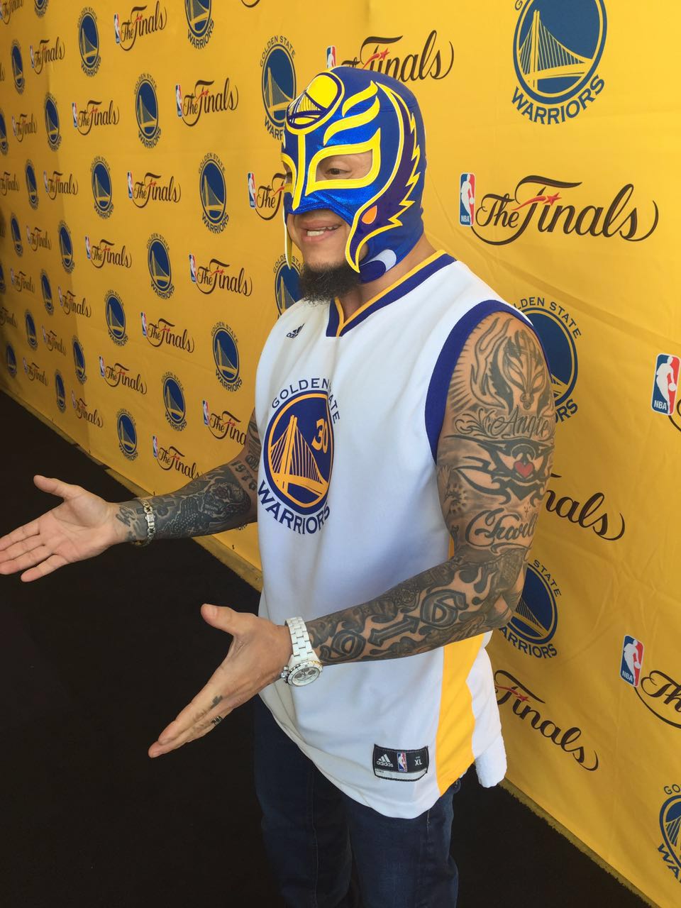 El luchador estuvo presente en el quinto partido de la serie