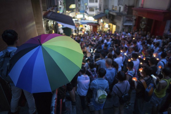 En Hong Kong, decenas de personas participaron en una vigilia por las víctimas de la matanza de Orlando.