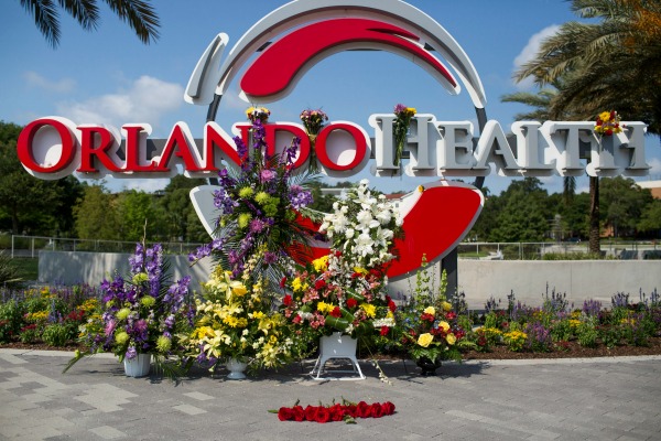 En el Hospital de Orlando recordaron con ofrendas a las víctimas del ataque al bar Pulse.