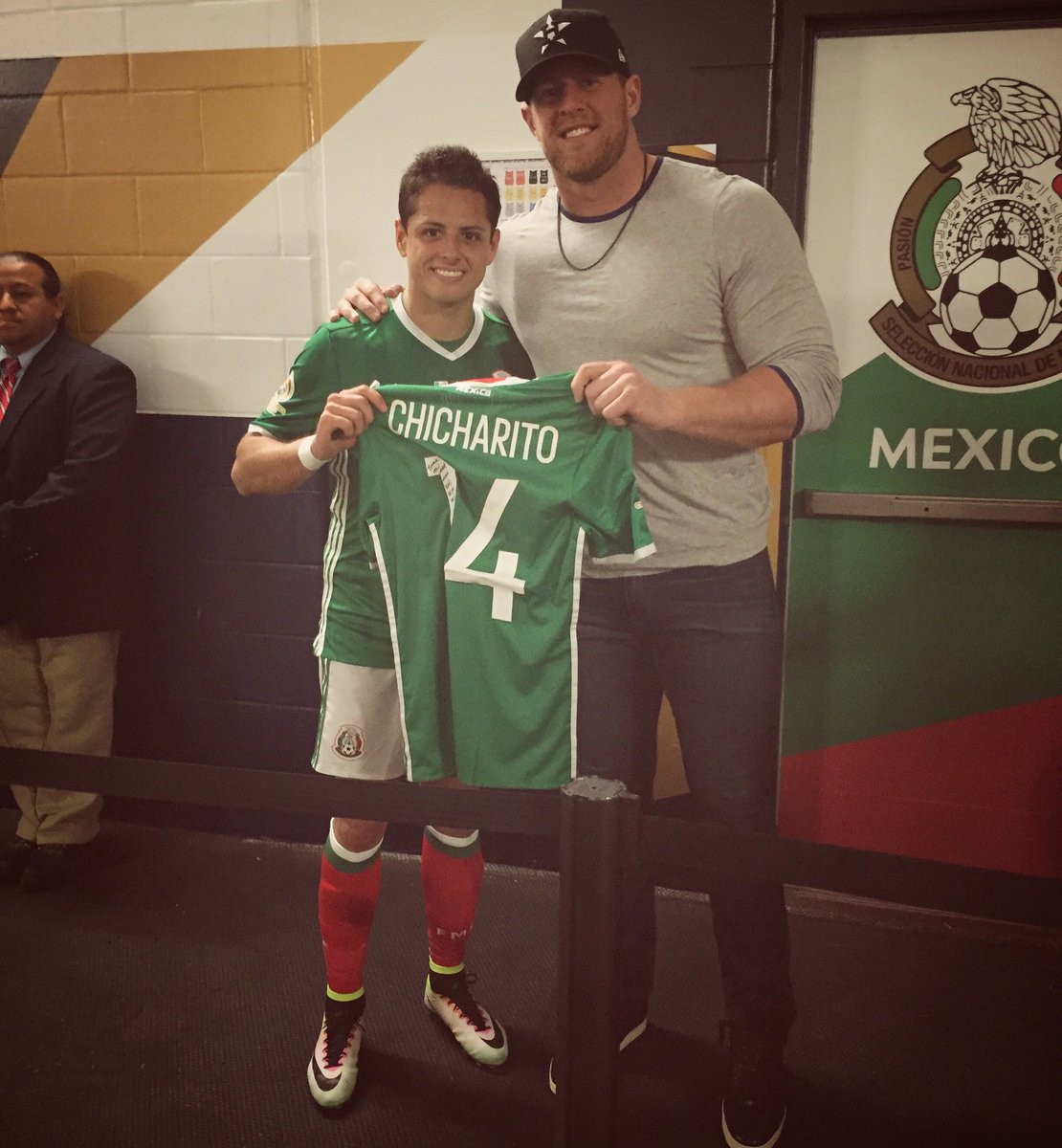 Javier Hernández y J.J Watt