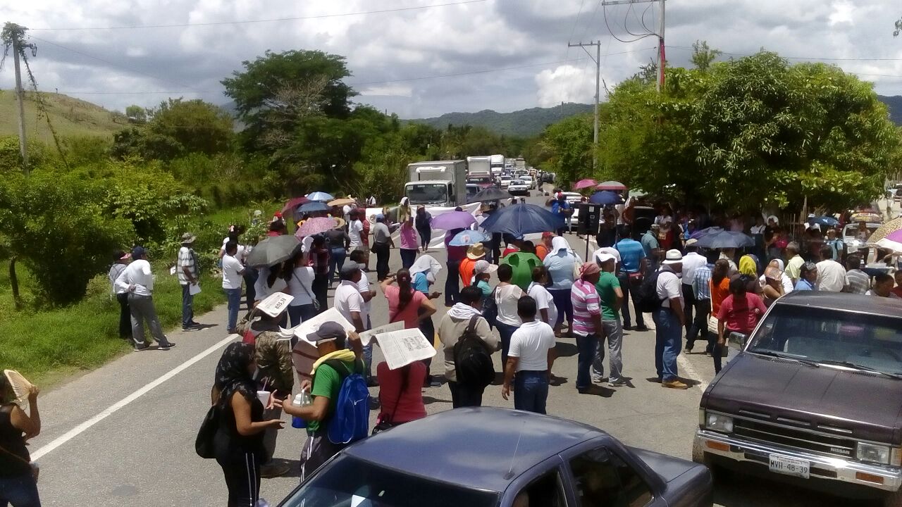 Los maestros fueron apoyados por padres de familia para el bloqueo.