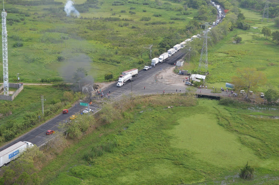 Los maestros mantienen el bloqueo en la carretera federal. 