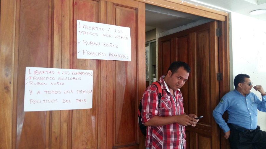 Los maestros de Guerrero exigen la libertad del líder de la CNTE de Oaxaca. 