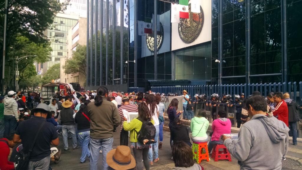 Los maestros piden la liberación del dirigente de la sección 22 en Oaxaca, Rubén Núñez. 