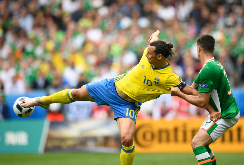 Zlatan intenta impactar el balón ante la marca de un zaguero irlandés