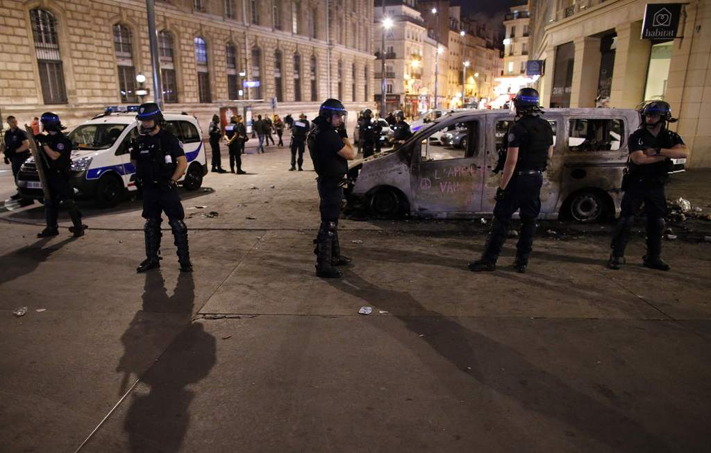 Elementos de seguridad vigilan las calles de París tras algunos destrozos