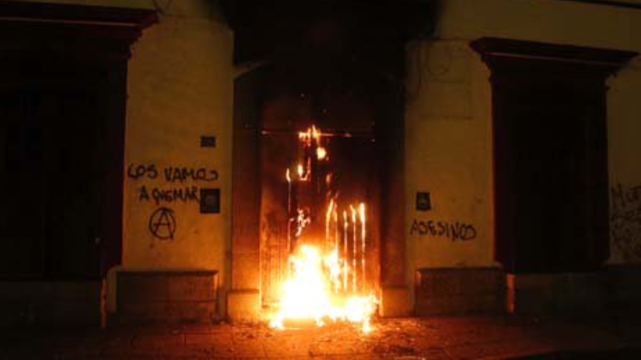 Maestros disidentes incendiaron la puerta de la Confederación Nacional de Organizaciones Populares en Oaxaca.