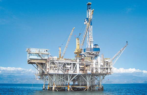 Plataforma de extracción de Large Pacific Ocean al sureste de la costa de California.