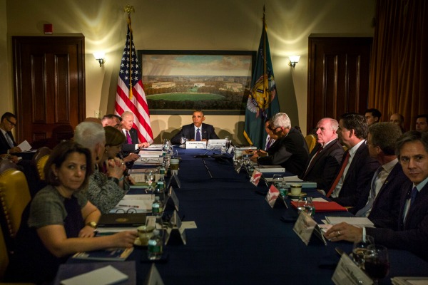 El presidente Barack Obama (c) durante una reunión con el Consejo de Seguridad Nacional tras la matanza de Orlando.