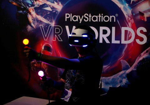 El visor de realidad virtual de PlayStation tendrá un precio de 399 dólares y estará disponible en octubre. 