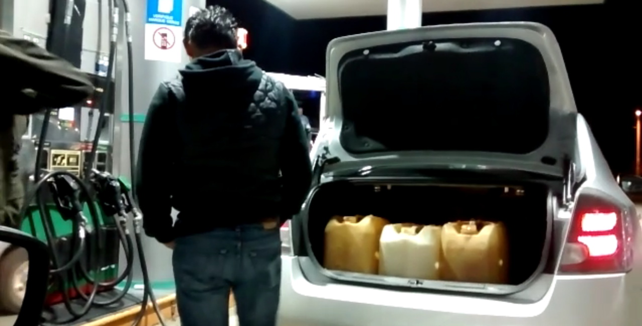Algunas personas compraron gasolina extra. 