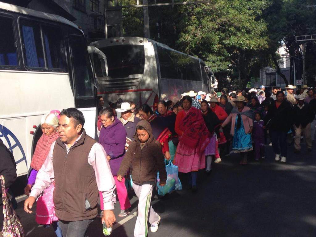 Campesinos de Hidalgo protestan en Eje 7 Sur a la altura de avenida Cuauhtémoc, frente a la Sagarpa. 