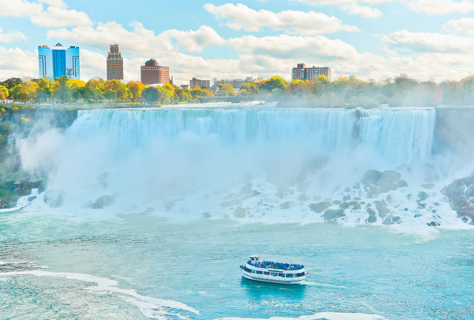 Las cataratas del Niágara están a solo una hora de Toronto; opta por el bote Maid Of The Mist para ir hasta el centro de las mismas o disfruta de un e