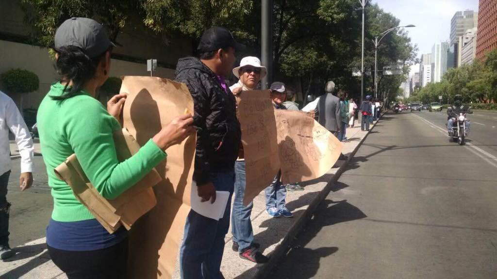 Los maestros de la CNTE están apostados sobre Paseo de la Reforma y entregan volantes a automovilistas y peatones. 