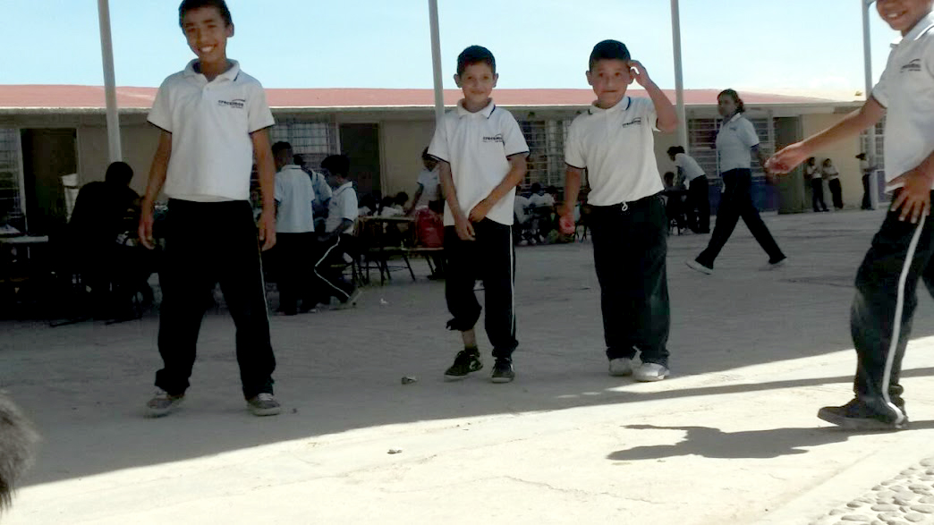 Los maestros colocan los pupitres de los alumnos bajo la techumbre del plantel, en el cual estudian alrededor de 350 niños.