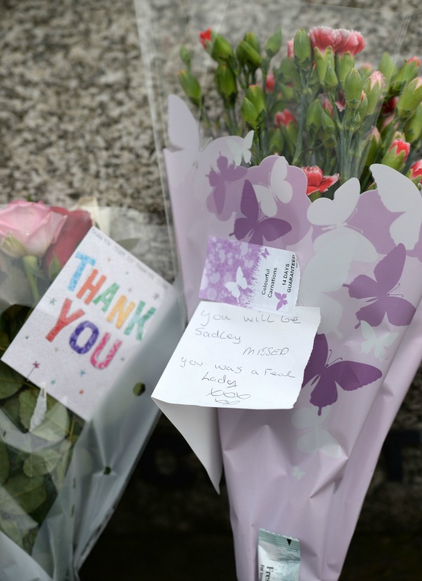 En el lugar del asesinato, personas empezaron a depositar flores en memoria de la diputada.