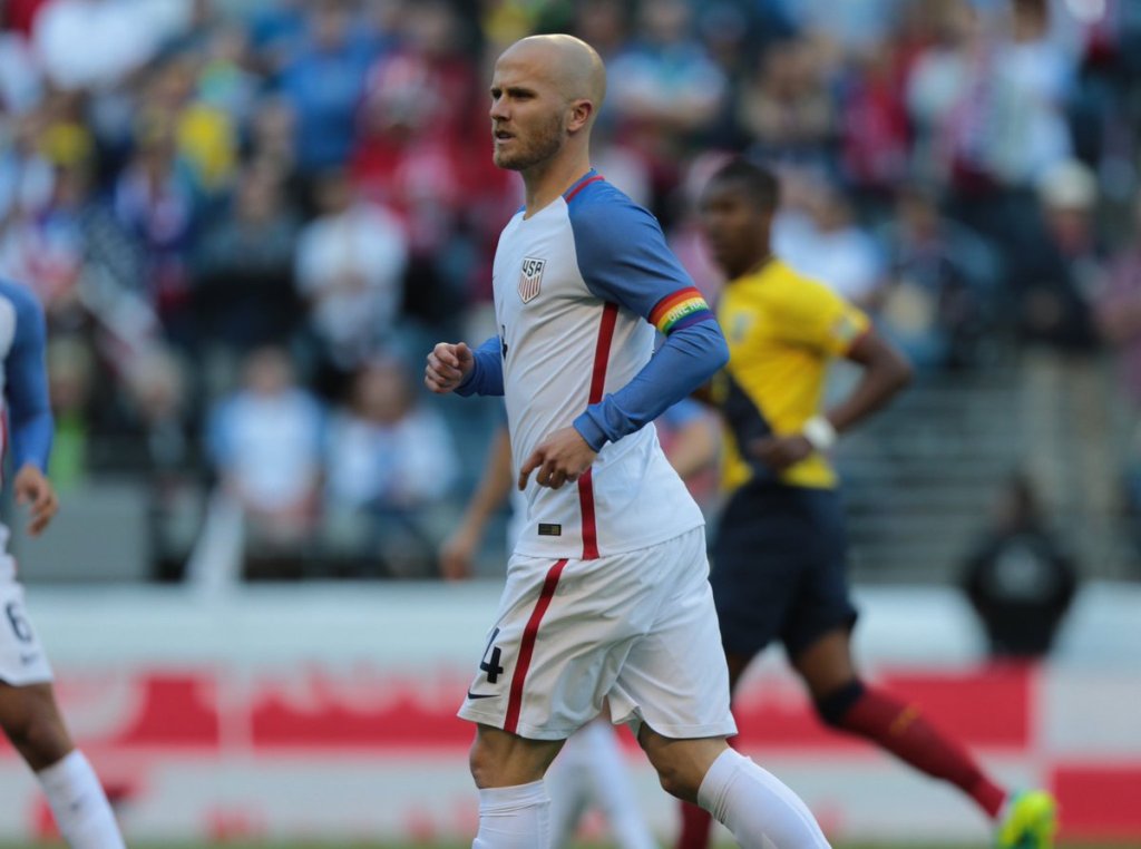 El capitán de Estados Unidos salió con una banda multicolor