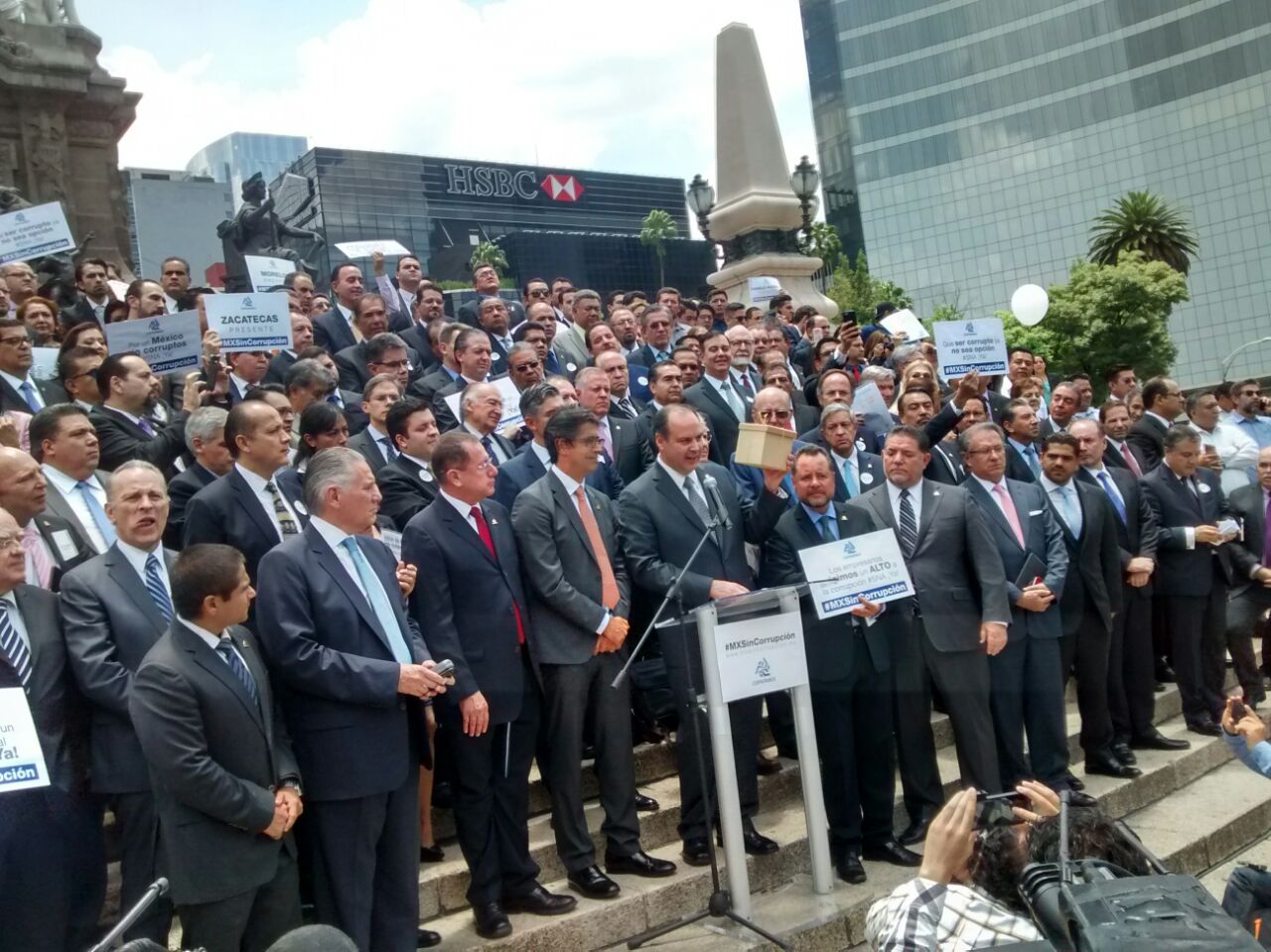 Empresarios se manifiestan en el Ángel de la Independencia.