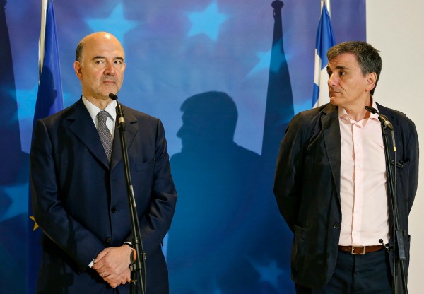 Los funcionarios guardaron un minuto de silencio en memoria de la parlamentaria pro-europea Jo Cox.