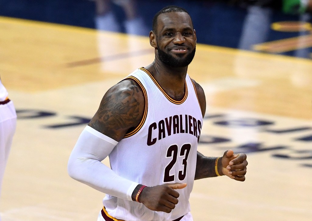 LeBron festeja el triunfo sobre los Warriors; habrá séptimo juego