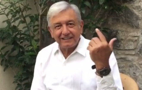 El líder de Morena, Andrés Manuel López Obrador, dijo que la Ley 3de3 que aprobaron los senadores es una "tomadura de pelo".