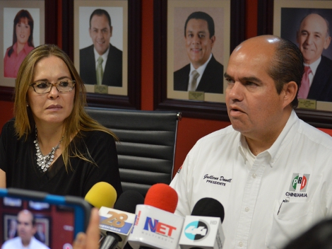 El líder del PRI en Chihuahua, Guillermo Dowell Delgado y la secretaria General del partido, Liz Aguilera García.