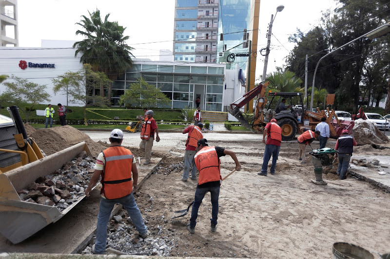 Reparan socavón en la colonia Providencia.