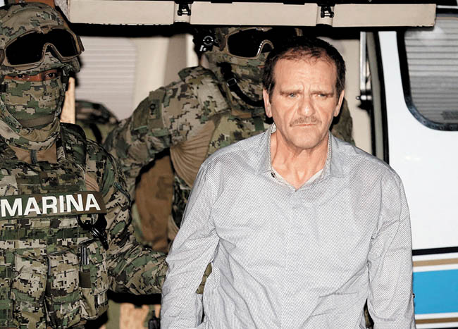 El capo escoltado por marinos al ser entregado por EU el miércoles en la garita de Matamoros. 