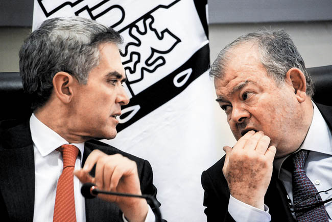 El jefe de Gobierno Miguel Ángel Mancera con Édgar Elías Azar, magistrado presidente del TSJ capitalino. 
