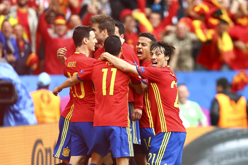 Jugadores de España celebran el triunfo ante República Checa 
