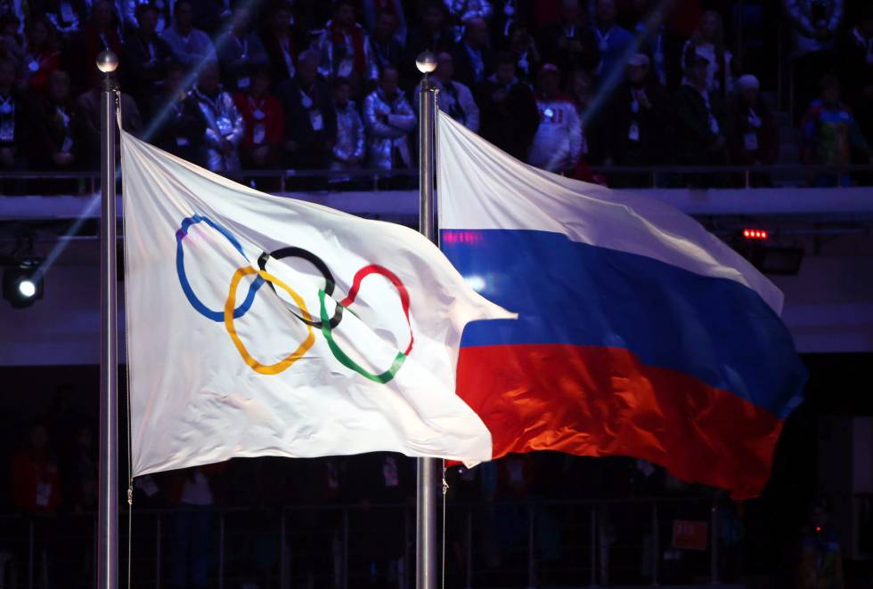 La bandera olímpica y la Rusa se ondean en lo alto 