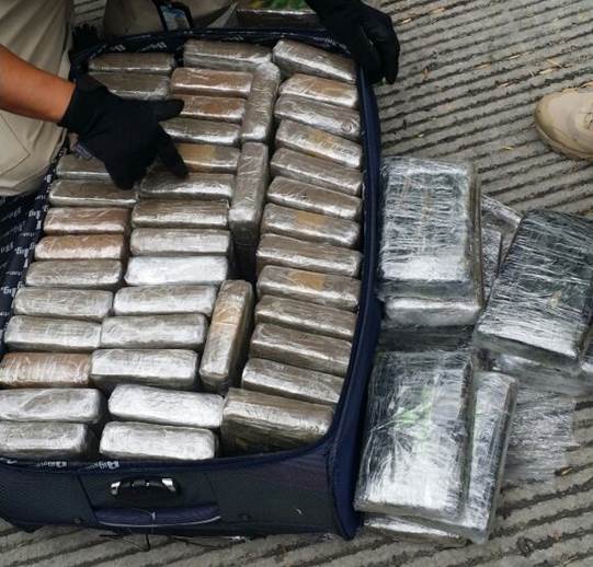 La Policía Federal aseguró 600 kilos de cocaína en el AICM.