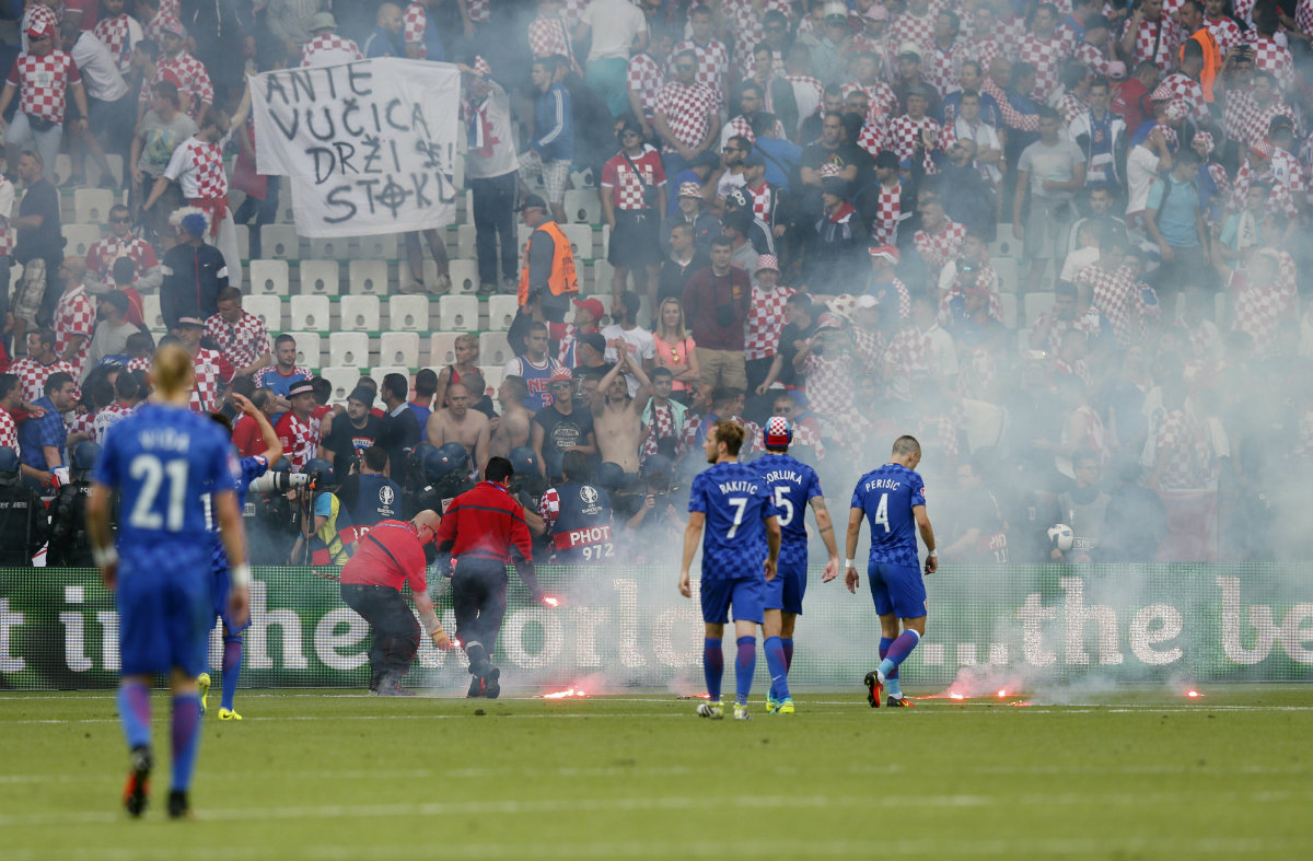 Lanzan bengalas en el Stade Geoffroy-Guichard