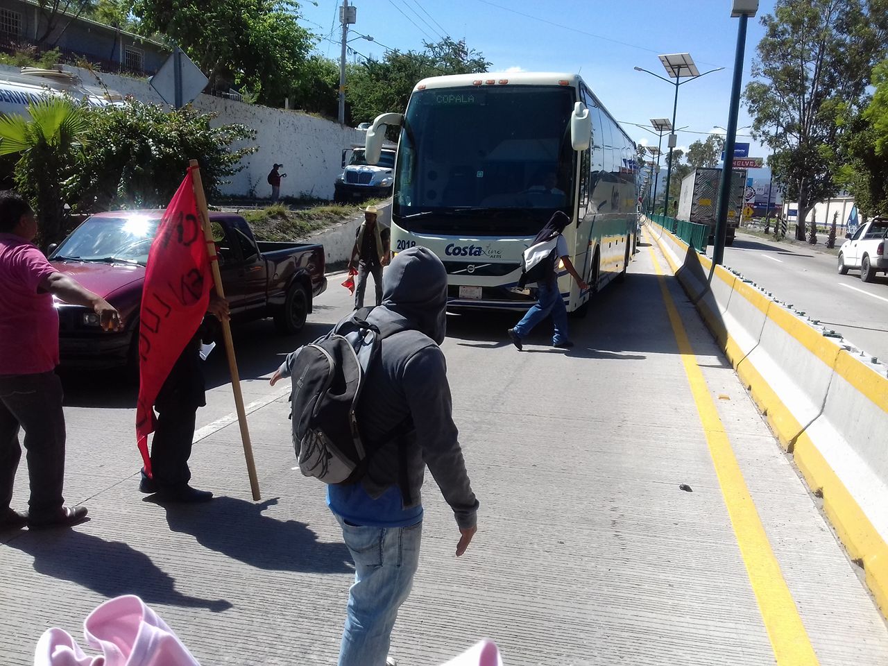 Los maestros bloquearon el paso a los camiones. 