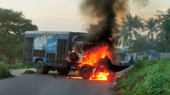 Los maestros siguen bloqueando carreteras con camiones que han quemado. 