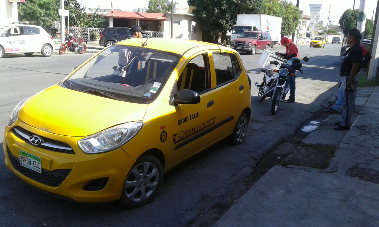 Un motociclista resultó lesionado tras chocar un taxi en la calzada Abastos.