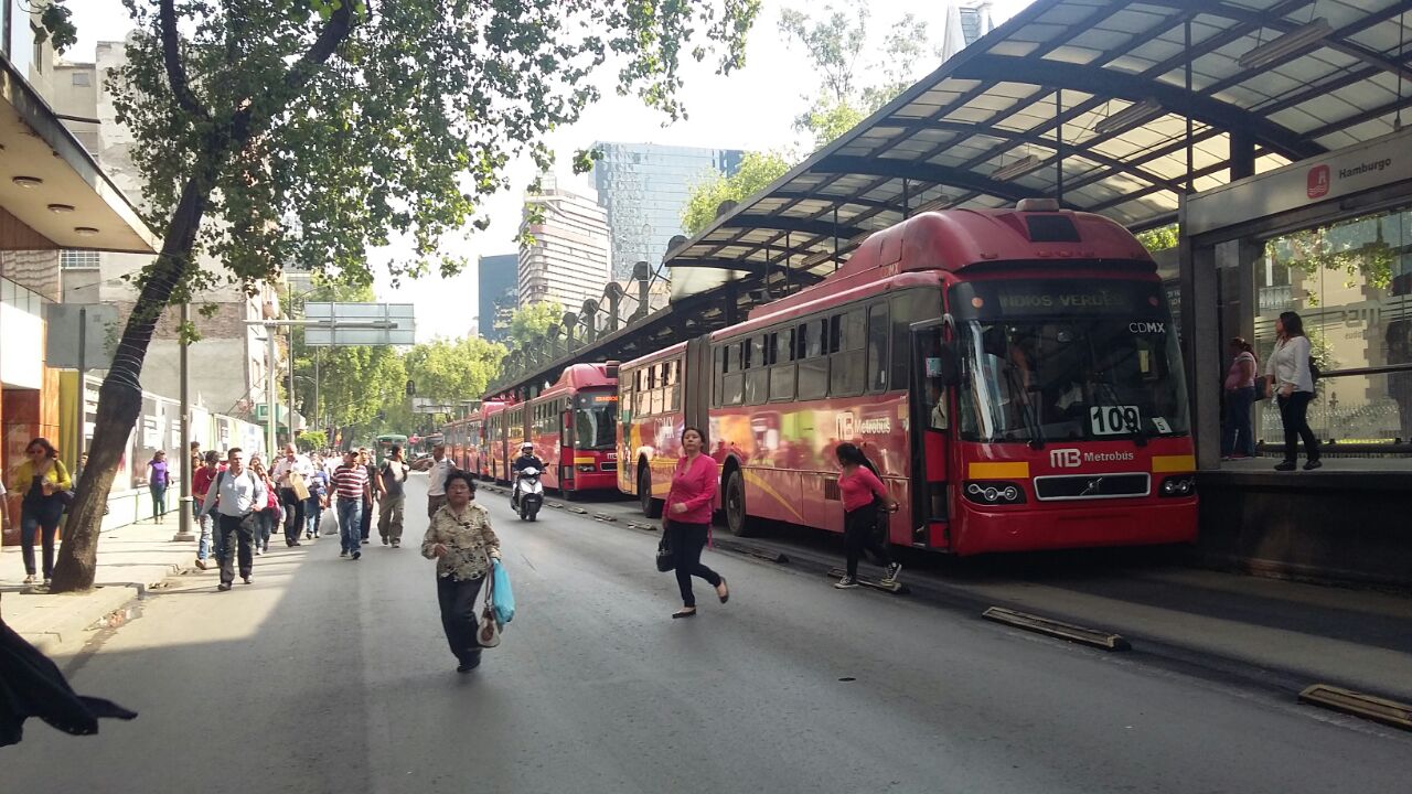 El servicio de Metrobús en la Línea 1 fue afectado por la marcha de la CNTE.