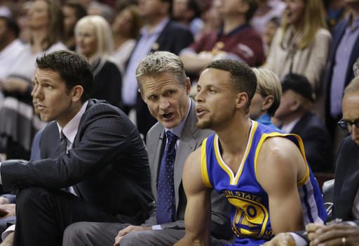 Stephen Curry y Steve Kerr, durante el sexto juego por el título de la NBA 