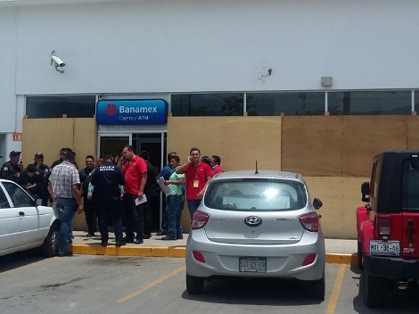 La sucursal cerró sus puertas después del asalto. Policías estatal y municipal montaron un operativo para intentar dar con los delincuentes sin éxito.