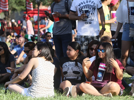 Al evento acudieron personas de todas las edades a disfrutar de las canciones al aire libre. 